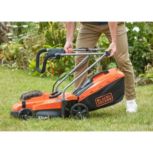 Black and Decker BCMW3318L2-QW akkumulátoros fűnyíró 2db 4 Ah akkuval 1 töltővel