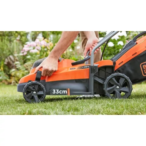 Black and Decker BCMW3318L2-QW akkumulátoros fűnyíró 2db 4 Ah akkuval 1 töltővel