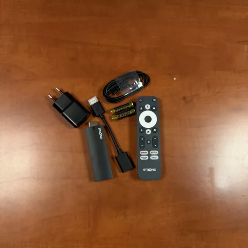 Strong SRT41  GOOGLE TV  4K UHD STICK multimédia lejátszó (értékcsökkentett)