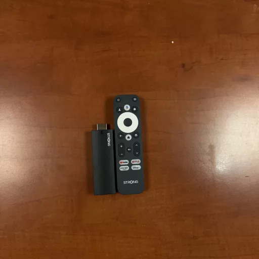 Strong SRT41  GOOGLE TV  4K UHD STICK multimédia lejátszó (értékcsökkentett)