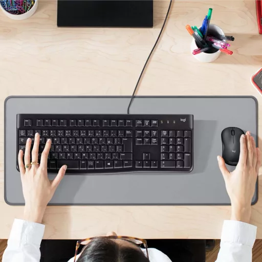 Logitech Studio Series cseppálló és csúszásmentes egérpad, középszürke (956-000052)