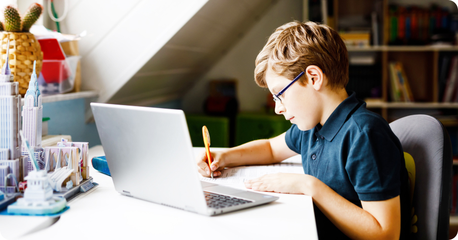 School_kid_with_laptop