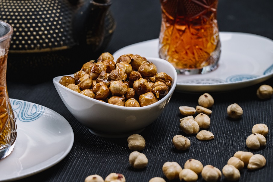 side-view-leblebi-roasted-chickpeas-with-salt-black-tea-table